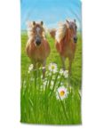 GMD Living Strandtuch HORSES, Motiv: Pferde auf der Vorderseite und weiße Rückseite